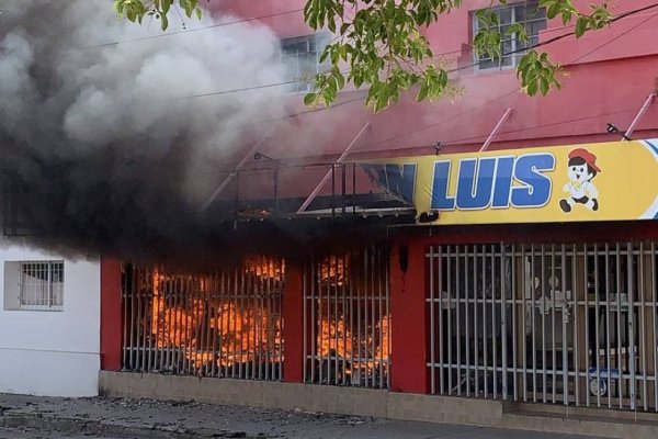 Voraz incendio en un supermercado  dejó importantes daños