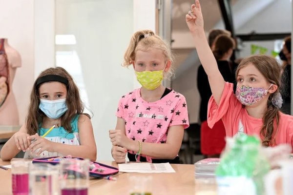 Francia impone el uso obligatorio de mascarillas en niños desde los 6 años