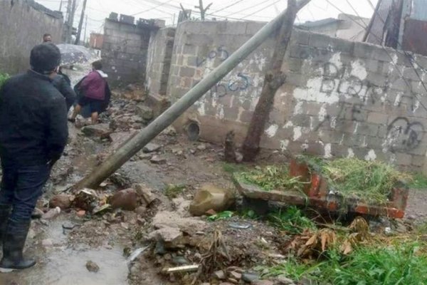 Un temporal provocó anegamiento de calles y autoevacuaciones en Jujuy