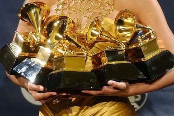 Suspenden indefinidamente la entrega de los premios Grammy por la variante ómicron