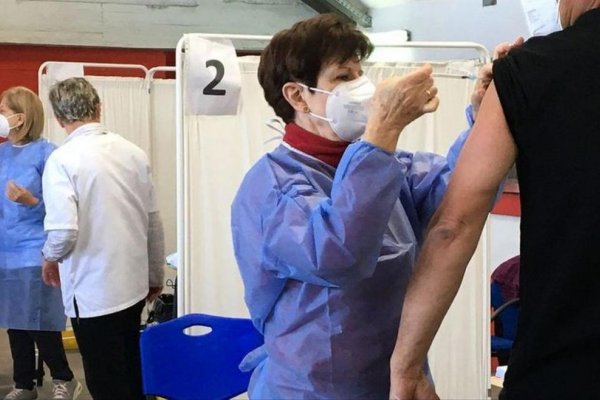 Francia autoriza a médicos contagiados de Covid-19 a atender pacientes