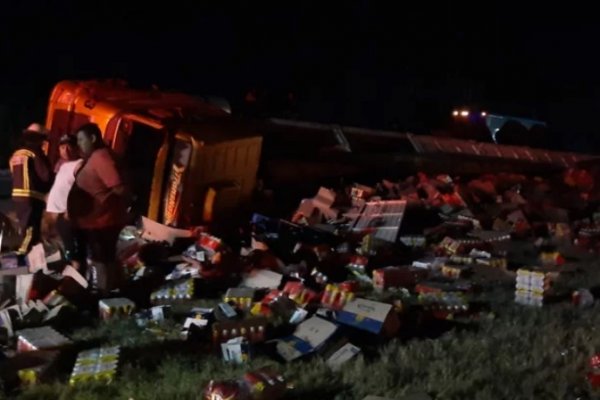 Despistó y volcó un camión de cervezas en Corrientes: Un herido leve