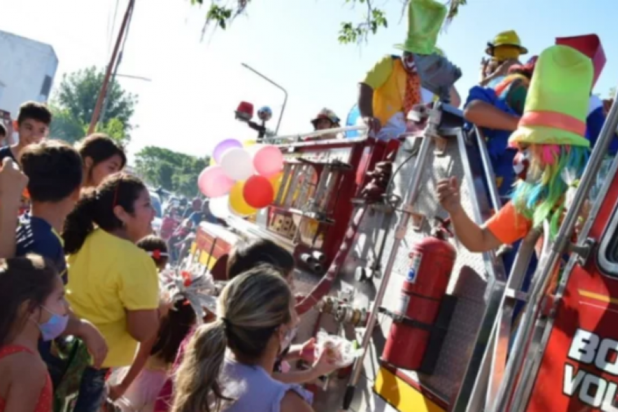 Reyes: bomberos repartieron juguetes y golosinas a niños