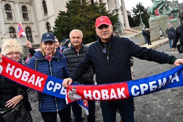 La familia de Djokovic protesta por segundo día frente al Parlamento serbio en Belgrado