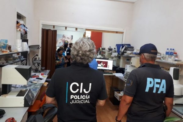 Detienen falso cirujano: operaba con perros en el quirófano