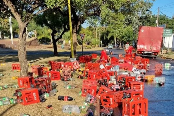 Un Camión de trasporte de gaseosas volcó en Avenida Poncho Verde