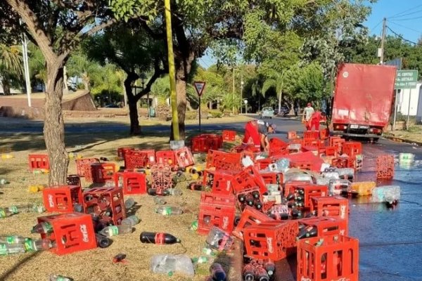 Un Camión de trasporte de gaseosas volcó en Avenida Poncho Verde