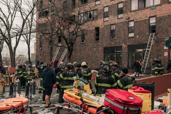 Trágico incendio en un edificio: 19 personas murieron, entre ellas varios niños
