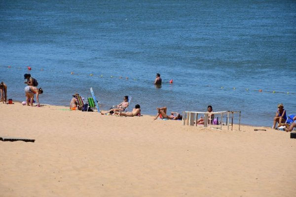 Deportes y actividades recreativas marcan el pulso del verano en las playas capitalinas