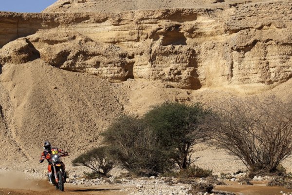 Benavides, segundo en la etapa 9, recorta su diferencia en la general de motos