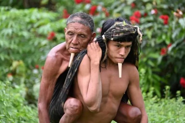 La potente imagen del joven que cargó a su padre durante 6 horas para que lo vacunaran