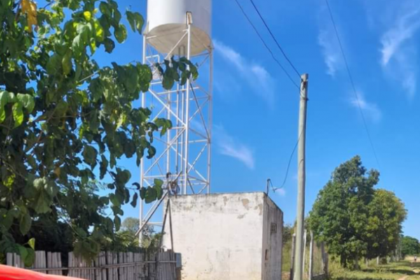 Corrientes: Lavan sus ropas en la laguna por falta de agua