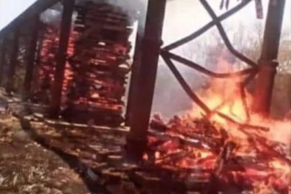 Se prendió fuego un puente ferroviario de Corrientes