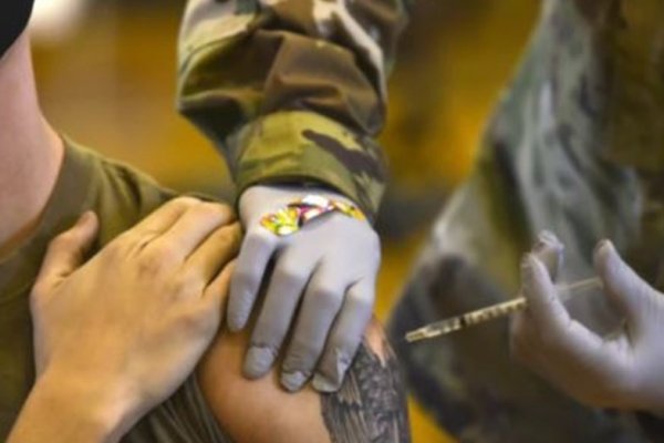 El Ejército de EEUU relevó a seis comandantes por negarse a ser vacunados