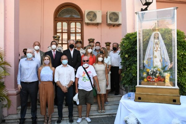 La Virgen Peregrina de Itatí visitó Casa de Gobierno en el marco del Desfile Náutico Chamamecero