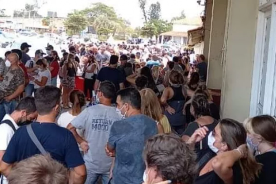 Miles de argentinos se agolpan en Corrientes para pasar a Brasil
