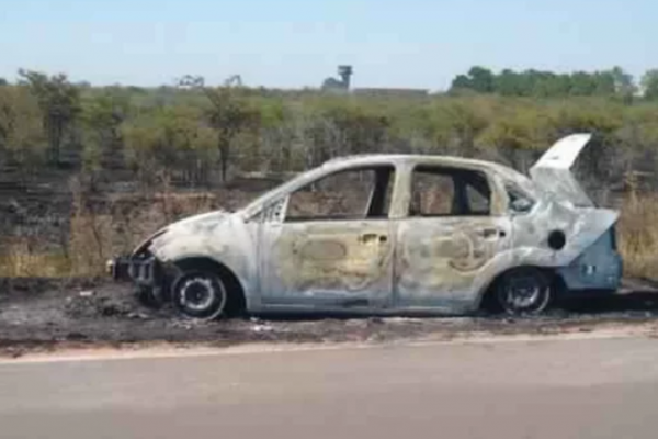 Se incendió un auto y quedó destruido