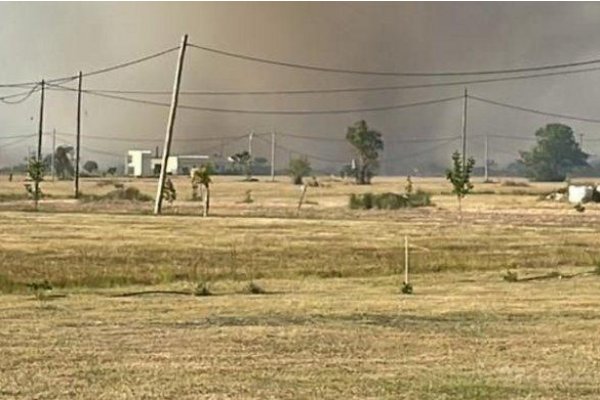 Desesperación por incendios que rodean barrios en el camino a Santa Ana