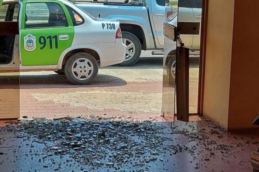 Vandalismo en Itá Ibaté: destruyeron la puerta de acceso a la Municipalidad