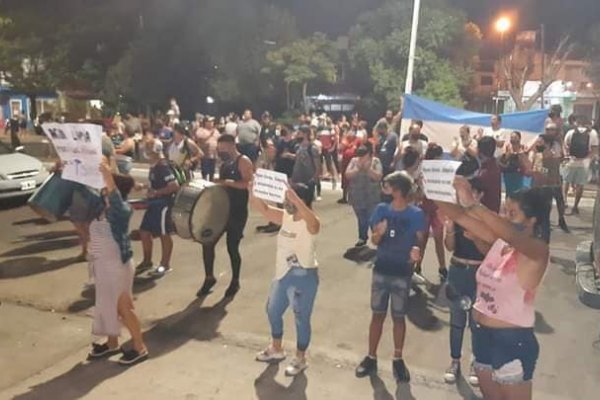 Sin agua hace varios días, vecinos reclamaron en la puerta del Anfiteatro Cocomarola