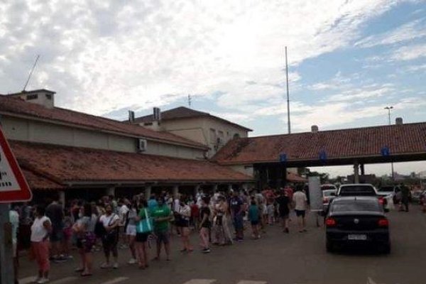 Aluvión de turistas: 10.000 argentinos cruzaron a Brasil por Corrientes