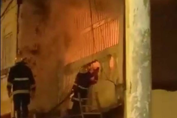 Rescataron a tres personas momentos en que se producía un incendio en su vivienda