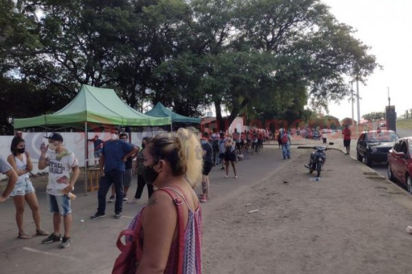 Insultaron y arrojaron una botella al puesto de testeos del puente General Belgrano