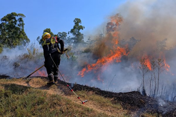 Incendios en Corrientes: Bomberos de San Miguel esperan por una camioneta