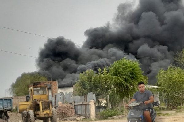 Goya: Feroz incendio generó pérdidas totales en un depósito