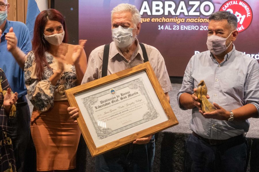 Merecido homenaje y entrega de distinción al poeta Cacho González Vedoya