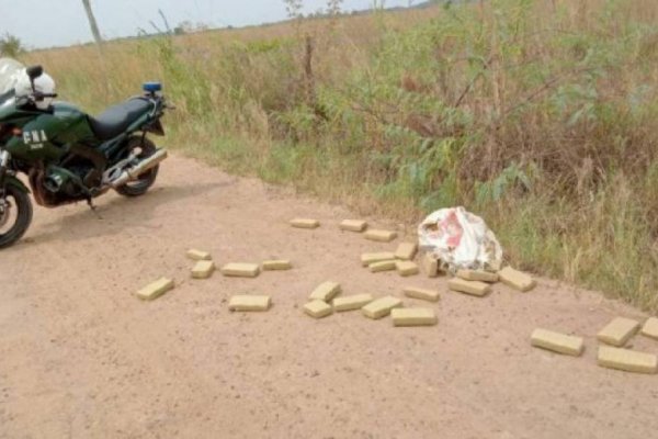 Pareja llevaba marihuana en un auto: uno de ellos sería policía