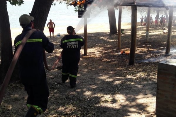 Estaban haciendo un asado, saltó una chispa y se quemó todo el quincho
