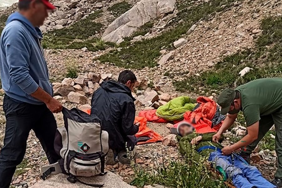 Rescatan a un andinista que había caído al vacío mientras escalaba