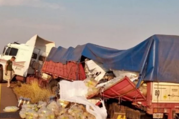 Un camión con carga de gaseosas despistó y volcó sobre la Ruta 14