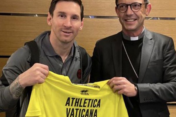 Messi recibió una camiseta del equipo del Vaticano firmada por el papa Francisco