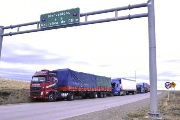 Tres mil camiones quedaron varados en la frontera con Chile por cambios en los protocolos