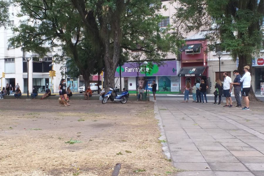 Covid-19: Largas filas de personas para hisoparse en plaza Cabral