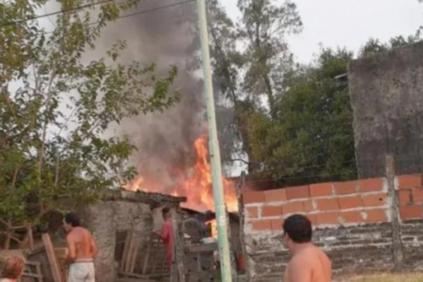 Se incendió gran parte de una precaria vivienda en Mercedes