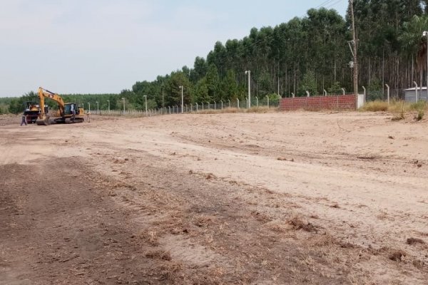 El Gobierno de Corrientes realizó cortafuegos en el Parque Industrial Ituzaingó