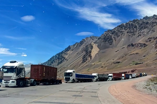 Preocupación por los tres mil camiones varados en la frontera con Chile