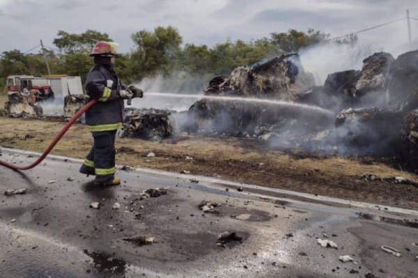 Camión con fardos incinerado sobre Ruta 12