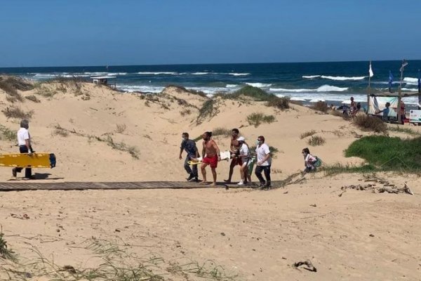 Seis argentinos fueron arrastrados por el mar en Punta del Este: Hay dos internados por asfixia