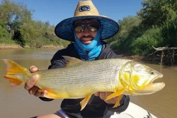 El Kun Agüero compartió las fotos de su día de pesca en Corrientes