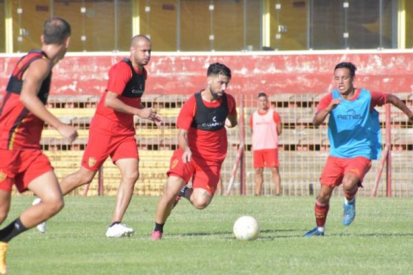 Una buena práctica de fútbol pero todo muy lejos de los arcos