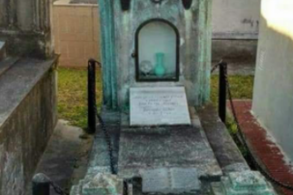 La tumba con un insólito mensaje en un cementerio de Corrientes que se hizo viral