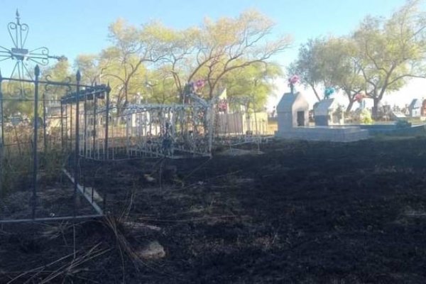 Prendieron velas en el cementerio y ocasionaron un incendio