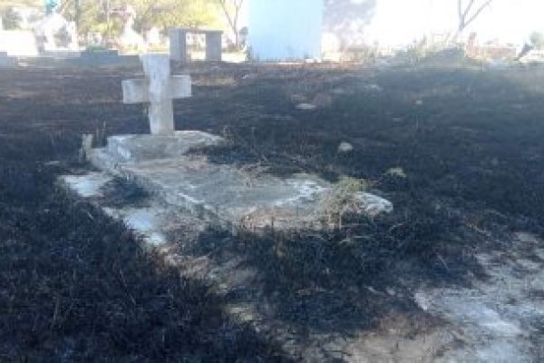 Impactante incendio en el cementerio de una comuna correntina