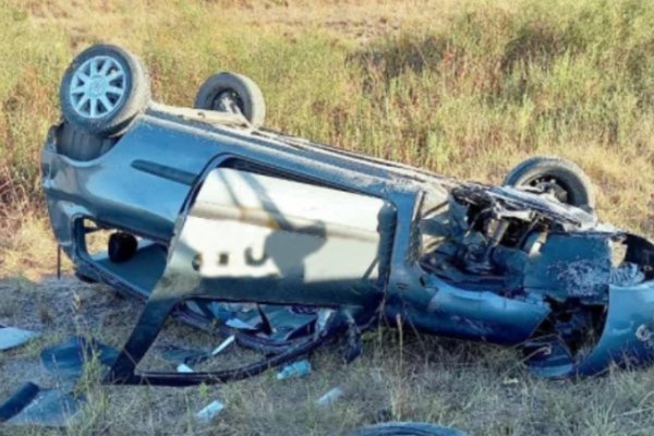 Despiste y vuelco de un automóvil en Mercedes