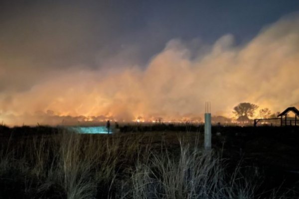 Incendio acechó a un barrio en las afueras de la Capital