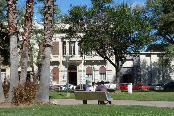 Alumnas a los golpes en la plaza 25 de Mayo